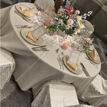 ホテル椿山荘東京の画像｜【演出、装花などのフェア】テーブルセッティングの例です。何卓も色んな例が用意されてました。