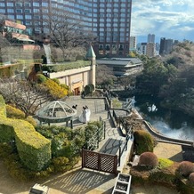 ホテル椿山荘東京の画像｜カメリアから見た景色(撮影されているのは新郎新婦)