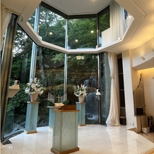ホテル椿山荘東京の画像｜チャペル。滝が見えます。