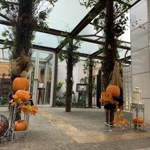 アルカーサル迎賓館　川越の画像｜入り口にハロウィン装飾
