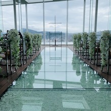 ガーデンテラス長崎　ホテル＆リゾートの画像｜ガラス張りのチャペルで、空、山、海、街並みを一望できます。
