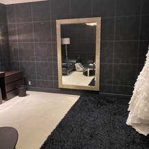 ラ・ボア・ラクテ（La Voie Lactee）の画像｜新郎新婦待合室。大きな鏡の広い待合室
