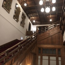 奈良ホテルの画像｜ホテルの中です。この大階段は絶好の撮影スポットです。