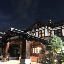 奈良ホテルの画像｜ホテルの入り口です。親族の集合写真を撮らせてもらえます。