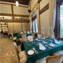 奈良ホテルの画像｜天井が高いです。
レストランとしても使われる三笠の間と襖越しに繋がってます。