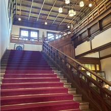 奈良ホテルの画像｜ホテル本館内の大階段。ここでウエディングフォトを撮影できるそうです。