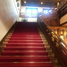 奈良ホテルの画像｜奈良ホテルといえば赤い階段。ここで写真を撮ってもらうことが夢でした。