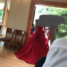 ガーデンレストラン　メープルヒル（Maple Hill）の画像｜赤いドレス