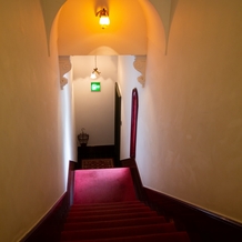 レストラン　マダム・トキの画像｜控え室からの階段