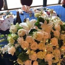 ＴＨＥ ＳＡＩＨＯＫＵＫＡＮ ＨＯＴＥＬ（長野ホテル 犀北館）の画像｜高砂とゲストテーブルに1つずつ花を置きました。全て持ち帰れます。