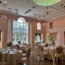 リージェンス・ウェディングマナーハウスの画像｜ピンクを基調とした披露宴会場
