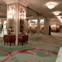 江陽グランドホテルの画像｜挙式フロアのロビー。
椅子がたくさん並び、自由に使って良いとのこと。