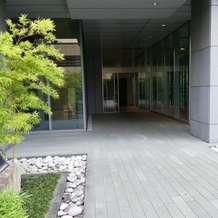 響 風庭 赤坂（HIBIKI）の画像｜外から式場入口を見た写真。階段を上り右手に曲がって式場へと向かいます。
