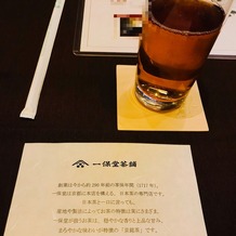 響 風庭 赤坂（HIBIKI）の画像｜ウェルカムドリンクの一保堂さんのほうじ茶
説明書きがうれしいです