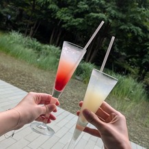 響 風庭 赤坂（HIBIKI）の画像｜披露宴会場付きのお庭にて、実際にウェルカムドリンクで選択可能な季節のドリンクをいただきました