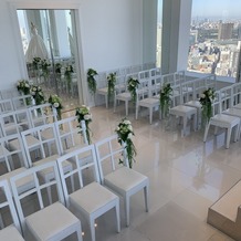 RESTAURANT LUKE with SKY LOUNGE（レストラン ルーク ウィズ スカイラウンジ）の画像｜屋内チャペルの様子　バージンロードはこれだけ