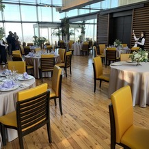 RESTAURANT LUKE with SKY LOUNGE（レストラン ルーク ウィズ スカイラウンジ）の画像｜披露宴会場の様子
写真では分かりづらいが天井が高くて開放的