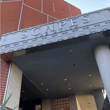 SCAPES THE SUITE（スケープス ザ スィート）の画像｜エントランス　階段ですが、駐車場からエレベーターでも上に上がれます