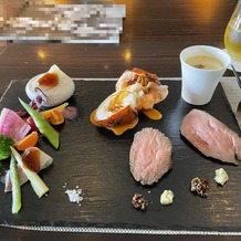 SCAPES THE SUITE（スケープス ザ スィート）の画像｜ワンプレートの試食をご用意いただきました。鎌倉野菜、えび、ローストビーフなどです。