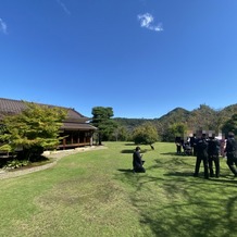 迎賓館　サクラヒルズ川上別荘の画像｜挙式会場のお庭