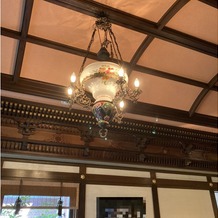 迎賓館　サクラヒルズ川上別荘の画像｜陶器のシャンデリアが珍しい