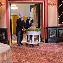 ホテル ザ・マンハッタンの画像｜ウェディングケーキを運んでいるのは両家父親