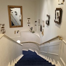麻布迎賓館の画像｜お洒落な階段
1階に受付・披露宴会場・ガーデン
2階に待合室・チャペル　があります。
