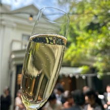 麻布迎賓館の画像｜乾杯酒のシャンパン越しのガーデンの景色です
