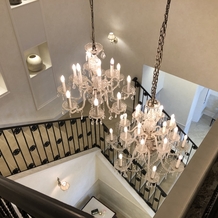 アーフェリーク白金の画像｜ガーデンの階段が雨で使えないときは、室内のこの階段を使い入場シーンを演出できるそうです。