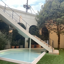 アーフェリーク白金の画像｜披露宴横のお庭と階段