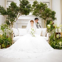 アーカンジェル迎賓館　天神の画像｜森の中の結婚式をイメージしたソファー席の装花にしました