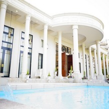 アーカンジェル迎賓館　天神の画像｜白い邸宅とプールがとてもまっちしていました