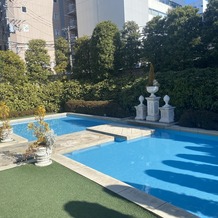 アーカンジェル迎賓館　仙台の画像｜入ってすぐのお庭にあるプールです。