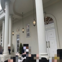 アーククラブ迎賓館　広島の画像｜ガーデンでのケーキ入刀