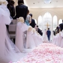 アーククラブ迎賓館　広島の画像｜バージンロードにピンクの花びら、素敵な道でした。