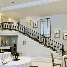 アーククラブ迎賓館　新潟の画像｜披露宴会場（ホワイトハウス）
階段があり、演出に使用できます。