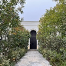 アーヴェリール迎賓館　姫路の画像｜外の扉を開いた最初の小道。
非日常的で素敵な空間でわくわくしました。