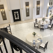 アーヴェリール迎賓館　名古屋の画像｜大階段の上から見た披露宴会場の雰囲気。新郎新婦席の様子。