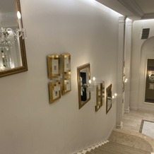 アーヴェリール迎賓館　名古屋の画像｜披露宴会場の階段にあるアンティークなフォトフレーム