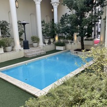 アーヴェリール迎賓館　名古屋の画像｜披露宴会場から見えるお庭です。
プールがとても素敵です。