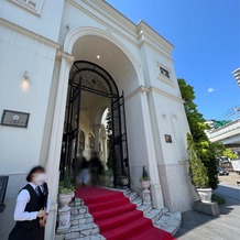 山手迎賓館　横浜の画像｜入り口はこちら。赤絨毯でリッチな雰囲気。