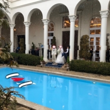 ヒルサイドクラブ迎賓館　八王子の画像｜会場に行く導線でプールがあり、イニシャルが浮かんでいて可愛かった。