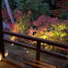 ＧＡＲＤＥＮ ＲＥＳＴＡＵＲＡＮＴ ＴＯＫＵＧＡＷＡＥＮ（ガーデンレストラン徳川園）の画像｜披露宴会場の建物から眺めた徳川園庭園。紅葉がライトアップされており雰囲気が良かったです。