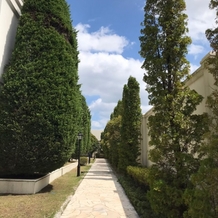 アーヴェリール迎賓館　岡山の画像｜外観です。植物の壁が外からの視線や騒音などを遮蔽してくれます。