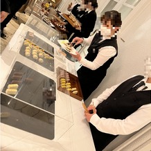 アーヴェリール迎賓館　岡山の画像｜スタッフの方々が、選んだケーキを皿に盛ってくれます。これも食べますか？と声をかけていただきました。笑