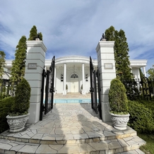 アーヴェリール迎賓館　岡山の画像｜ホワイトハウスの入口です。お城みたいでとても可愛いです。お庭に大きなプールがあります。