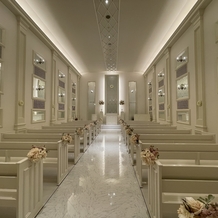 アーヴェリール迎賓館　岡山の画像｜チャペルです。ドアを開けるの光が入ってきて綺麗です。