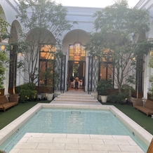 アーヴェリール迎賓館　岡山の画像｜ヴィクトリアハウスのお庭です。小さなプールがあり、囲んで乾杯などもできる空間です。