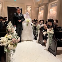 ベイサイド迎賓館　神戸の画像｜新婦の父親とヴァージンロードを歩く花嫁。