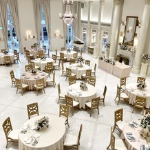 アーフェリーク迎賓館　小倉の画像｜ホワイトハウスの披露宴会場
階段演出ができます